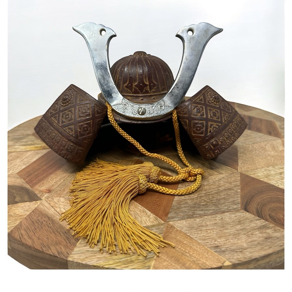 Samurai‎ Kabuto Helmet Japanese Armor Figurine Gold Tassel Home Decor Art